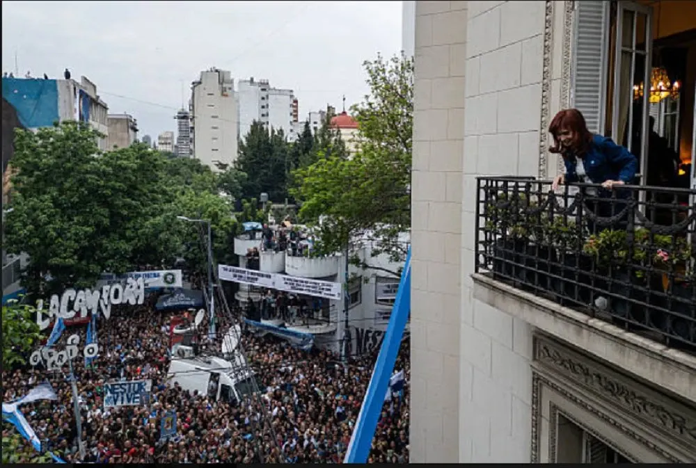 Fachada del edificio donde Cristina Kirchner podría quedar en la calle por el decomiso