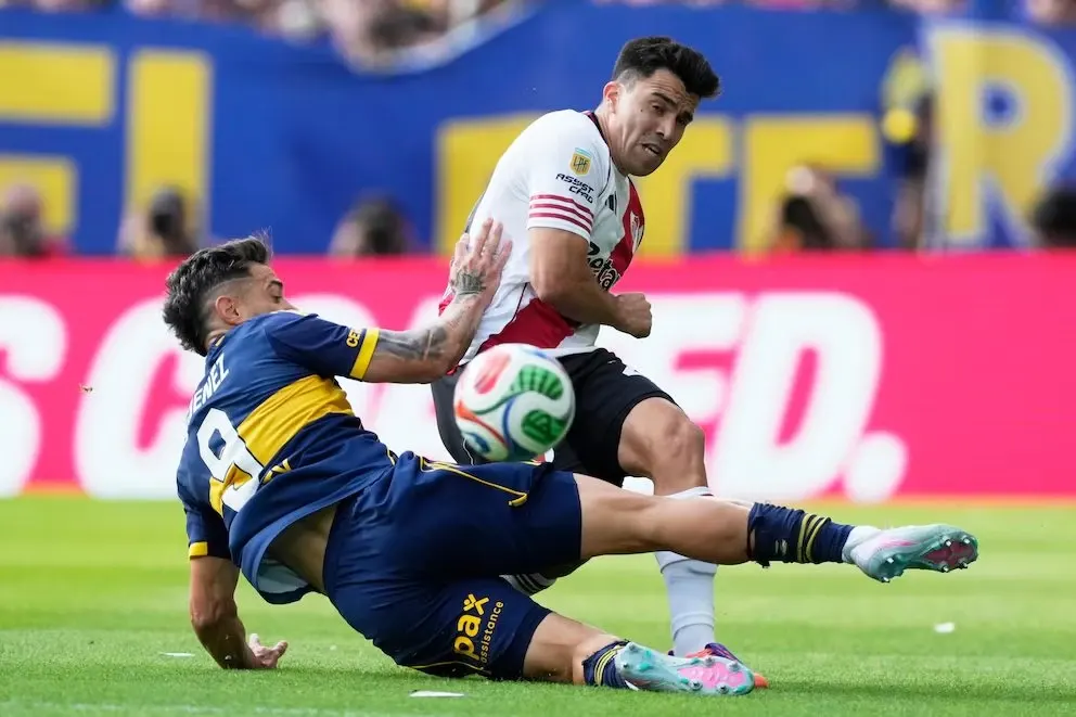 Jugadores en Boca vs Tigre disputando la pelota en un partido muy cerrado