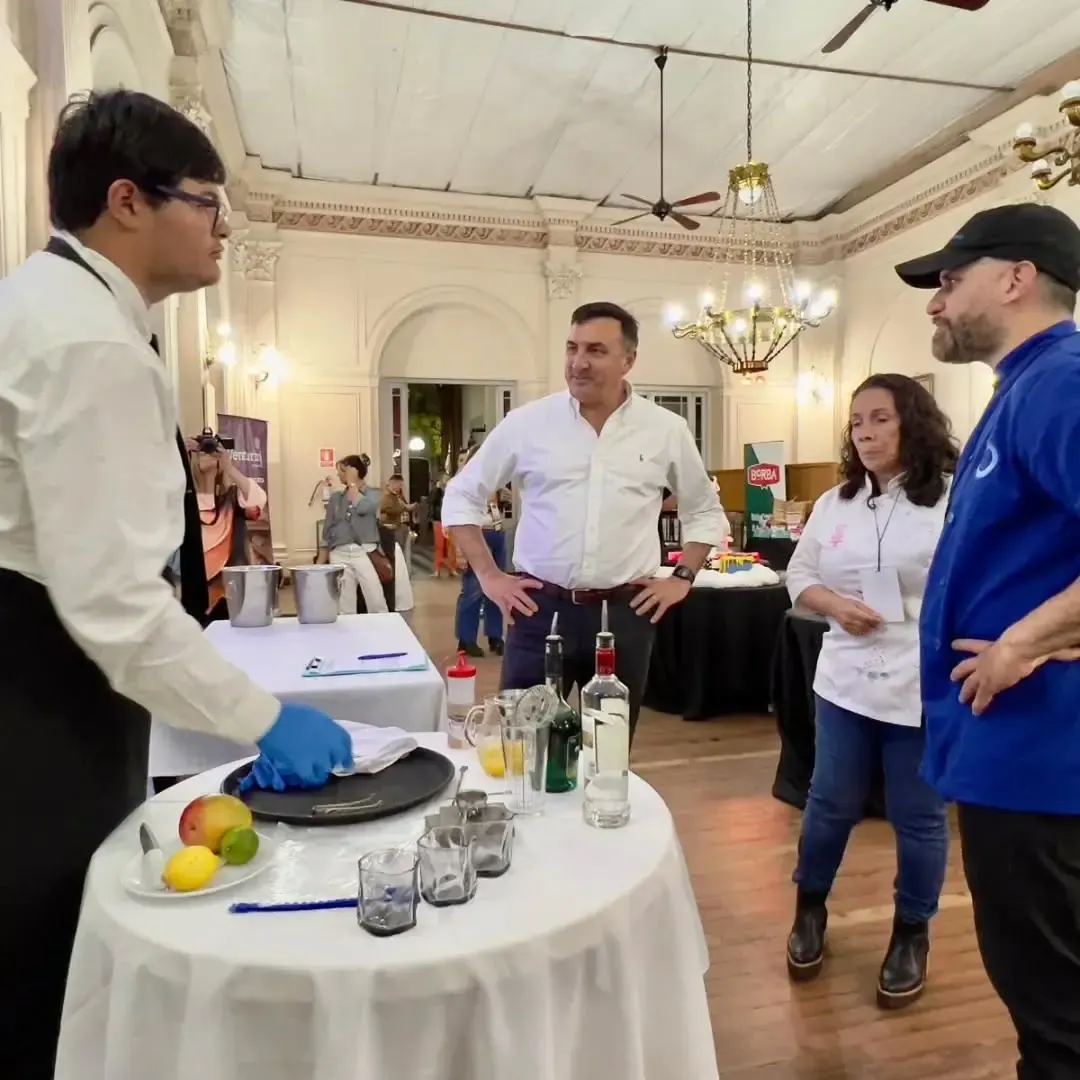 El intendente de Salto, Carlos Albisu, recorre los stands del evento “Dale Campeón” en Termas del Daymán, apoyando el deporte y la comunidad local.