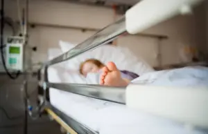 Crece número de menores sanos hospitalizados sin causa médica en Uruguay