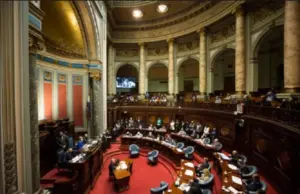 Frente amplio reasigna 320 millones en Senado para educación justicia y cultura
