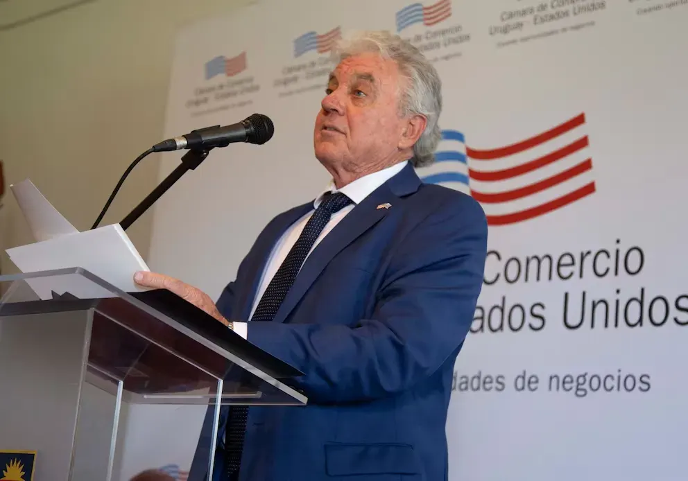 Lou Rinaldi destacó la proyección internacional de Uruguay durante su intervención diplomática.