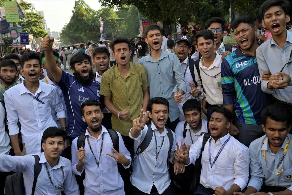 Estudiantes de Bangladesh festejan condena histórica contra Sheikh Hasina en Dhaka
