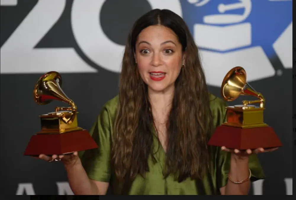 Natalia Lafourcade celebrando sus premios en los Latin Grammy 2025.