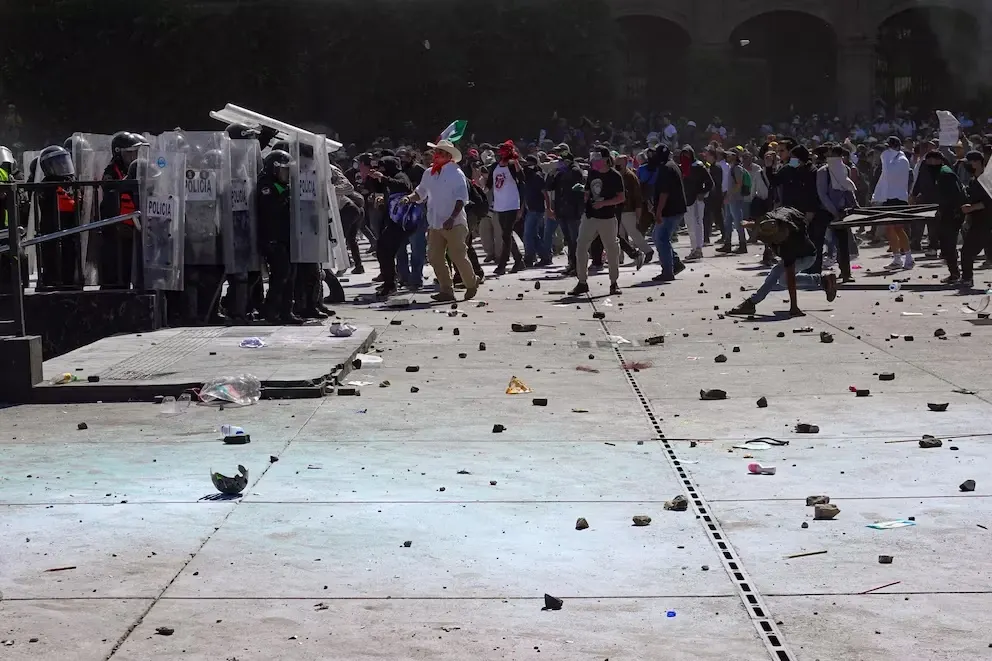 bloque negro avanza entre vallas derribadas en méxico al rojo vivo por protestas