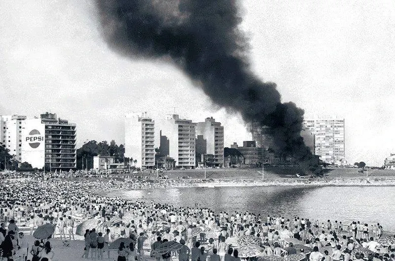 Multitud reunida en el parador antes de la tragedia de Kibón de 1971