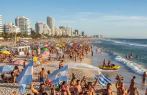 Si Argentina sigue estable, la temporada de verano en Uruguay romperá récords