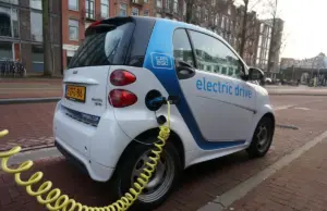 Autos eléctricos impulsan récord histórico del mercado automotor uruguayo en 2025