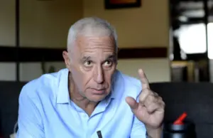 El Ministro Carlos Negro chocó a un motociclista e iba con libreta vencida