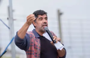 La dura crítica de Andrade tras la visita de Yamandú Orsi al portaviones nuclear