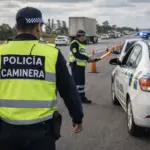 Despliegue de patrulleros y agentes en un barrio de Montevideo tras un tiroteo.