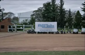 Los trabajadores del Frigorífico Somicar en Salto reclaman pagos de haberes adeudados
