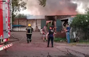 Varias dotaciones de Bomberos combatieron el feroz incendio en el Mercado Regional de Salto