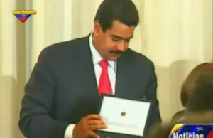 «Inadmisible mantener honores»: reclaman quitar la llave de la ciudad a Maduro
