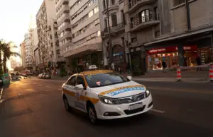 Accidente en 18 de Julio: un taxista perdió el control y atropelló a dos jóvenes