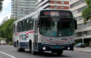 Grave siniestro de tránsito en Montevideo deja a una mujer en estado crítico
