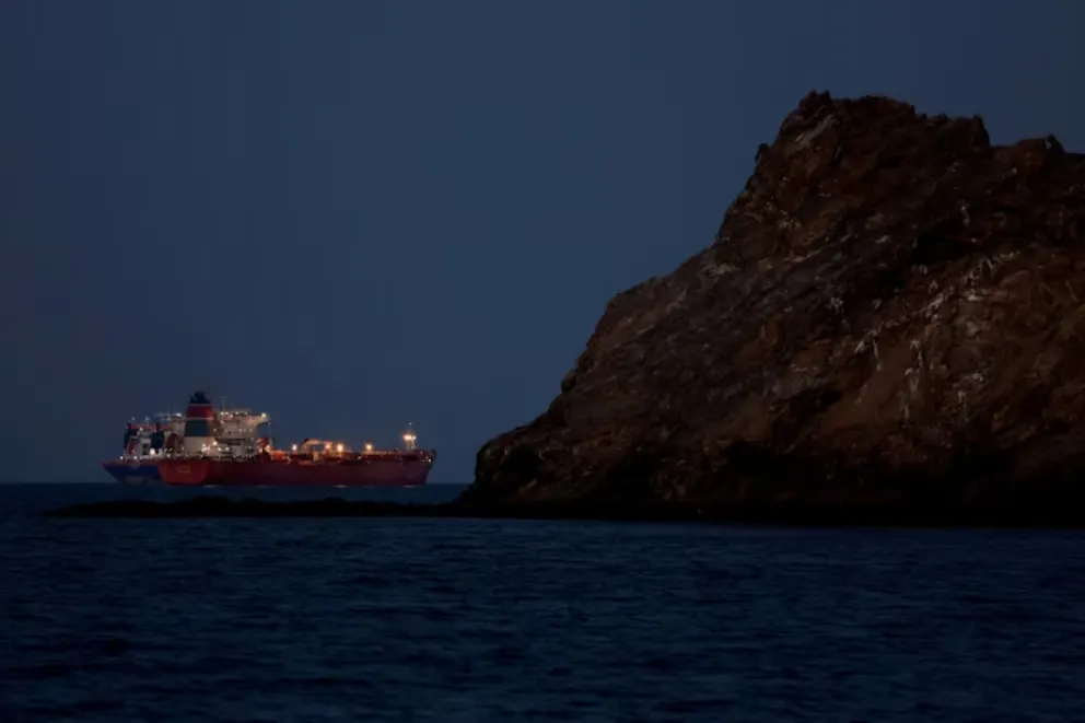 Buque petrolero transita el estratégico Estrecho de Ormuz, punto crítico en el conflicto Israel Irán Hezbolá