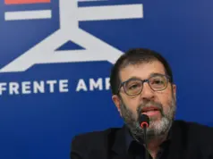 ¿Por qué el Frente Amplio no conecta? El diagnóstico de Fernando Pereira Fernando Pereira hablando en un acto político del Frente Amplio