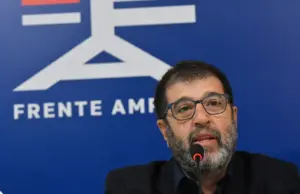 ¿Por qué el Frente Amplio no conecta? El diagnóstico de Fernando Pereira Fernando Pereira hablando en un acto político del Frente Amplio