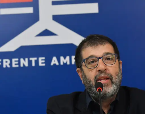 ¿Por qué el Frente Amplio no conecta? El diagnóstico de Fernando Pereira Fernando Pereira hablando en un acto político del Frente Amplio