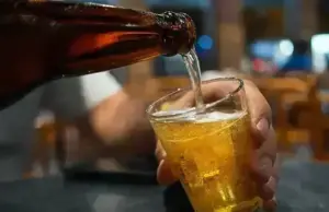El consumo excesivo de alcohol los fines de semana triplica el riesgo de daño hepático avanzado