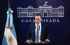 El show de la evasión: Adorni se refugia en el Congreso bajo un blindaje total