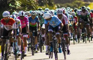 Un auto mal ubicado provoca un accidente en la Vuelta Ciclista con tres heridos