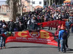 Caos en La Paz: manifestantes desafían a la policía exigiendo la renuncia del presidente