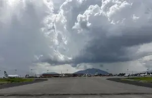 Casi 300 evacuados tras incendio en avión al aterrizar en Katmandú
