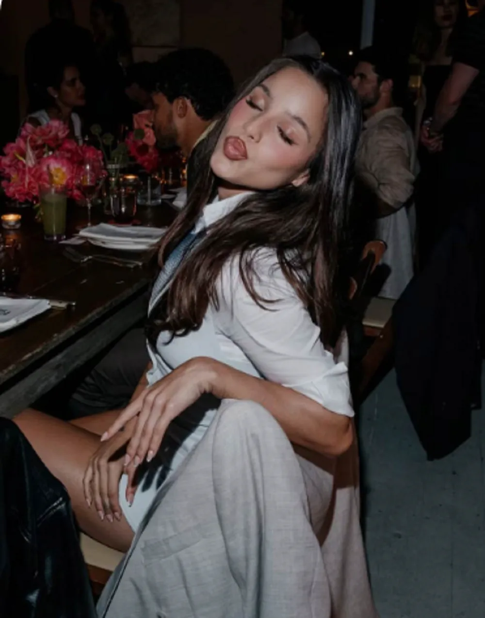Emilia mernes deslumbra en miami con un look que marca tendencia internacional