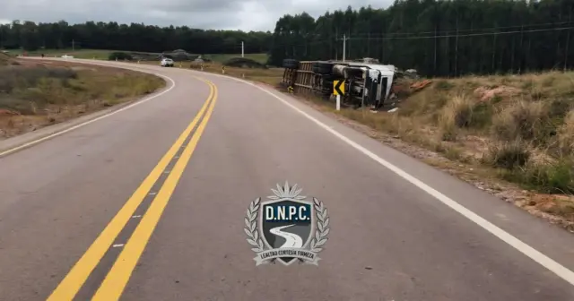 Tragedia en Ruta 6: camionero muere tras volcar con carga de ganado en Durazno