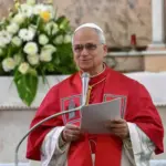 El Papa León XIV saludando a internos durante su visita a la cárcel Brians 1.