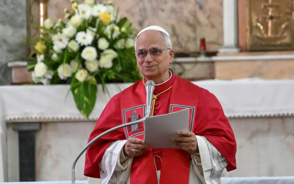 El Papa León XIV saludando a internos durante su visita a la cárcel Brians 1.
