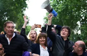 Milei endurece el ajuste en medio de una fuerte pelea política