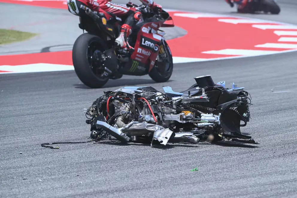 Accidente en MotoGP: Álex Márquez se estrella en el GP de Cataluña y genera caos