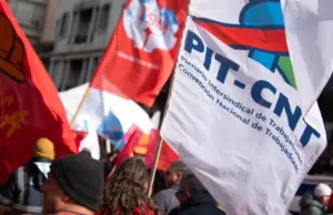 Tránsito interrumpido en Avenida del Libertador por el montaje del escenario para el 1 de mayo