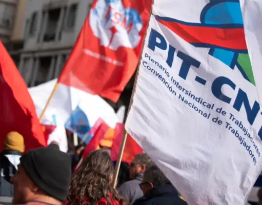 El PIT-CNT vuelve a las calles: paro parcial y movilización central en el Cerro Movilización del PIT-CNT en las calles del Cerro de Montevideo.