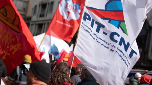montaje-escenario-1-mayo-montevideo.jpg Movilización del PIT-CNT en las calles del Cerro de Montevideo.