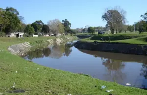 Hallazgo macabro en el Miguelete: encuentran un cuerpo flotando en el arroyo