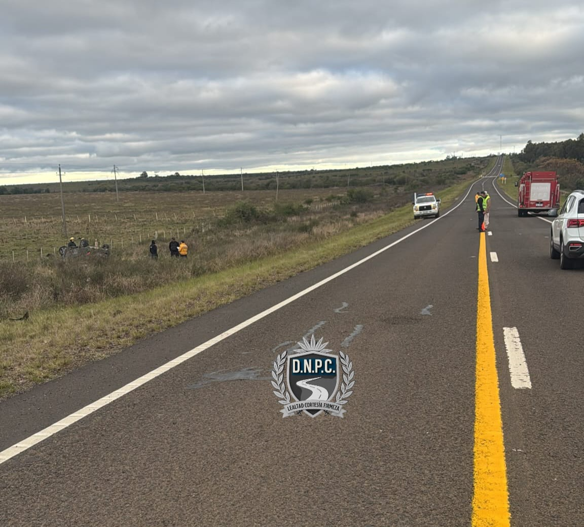 Efectivos de la Policía Caminera trabajando en el lugar del accidente fatal.