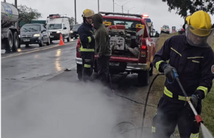 Tensión en Salto: corte de la Ruta 3 y quema de gomas en una nueva protesta de camioneros Manifestantes cortando la Ruta 3 en Salto con quema de neumáticos