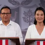 Funcionarios de la ONPE procesando actas electorales en Perú