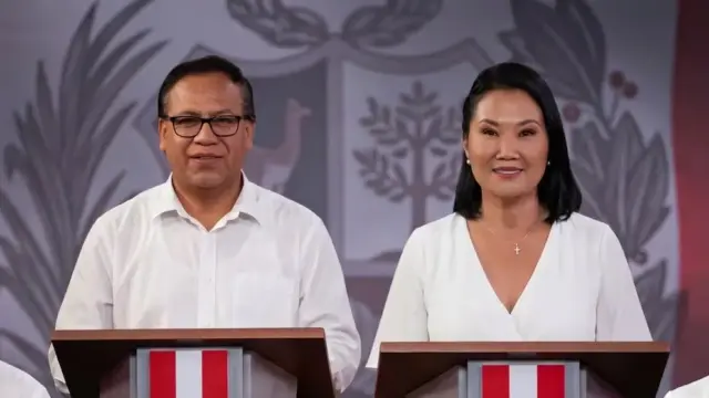 Funcionarios de la ONPE procesando actas electorales en Perú