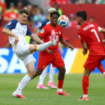 Cyle Larin rematando al arco para marcar el gol de Canadá contra Bosnia.