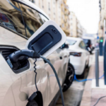 Agencia de autos en Uruguay mostrando modelos eléctricos de última generación.