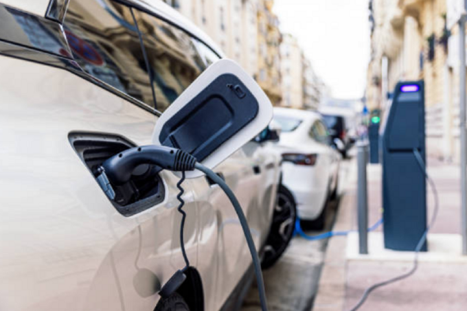 Agencia de autos en Uruguay mostrando modelos eléctricos de última generación.