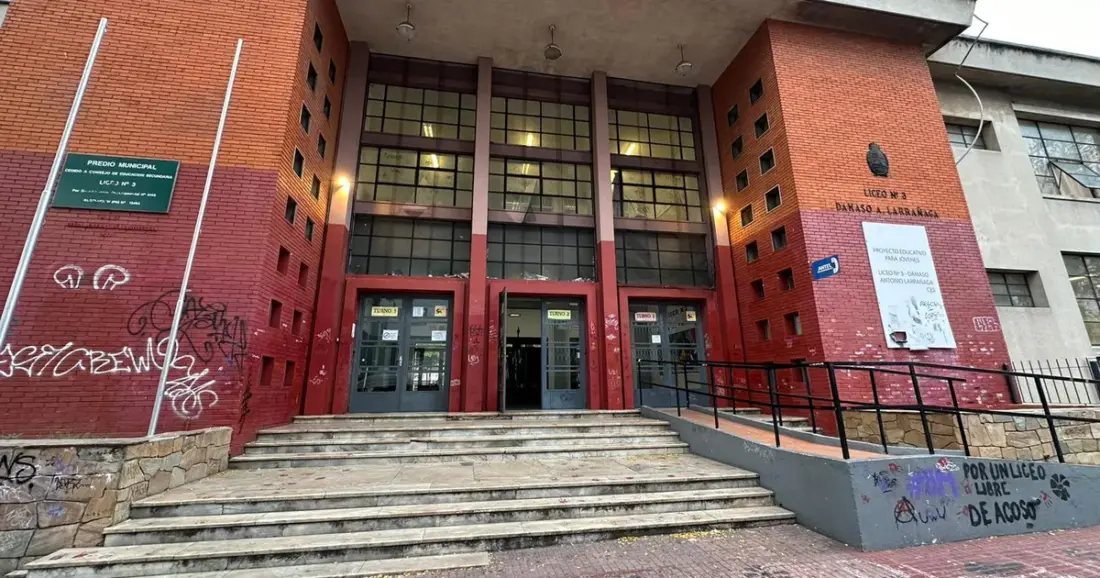 Fachada del liceo Dámaso Antonio Larrañaga, Monumento Histórico Nacional.