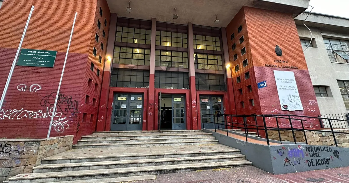 Fachada del liceo Dámaso Antonio Larrañaga, Monumento Histórico Nacional.