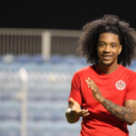 Futbolista de la selección de Canadá preparándose para el Mundial 2026.