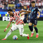Gustavo Alfaro con expresión de preocupación tras la derrota de Paraguay.